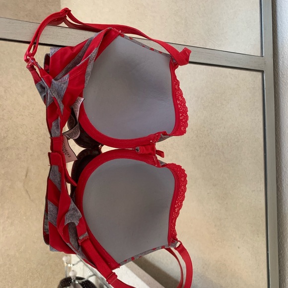 32D Victoria’s Secret bra - Picture 2 of 3